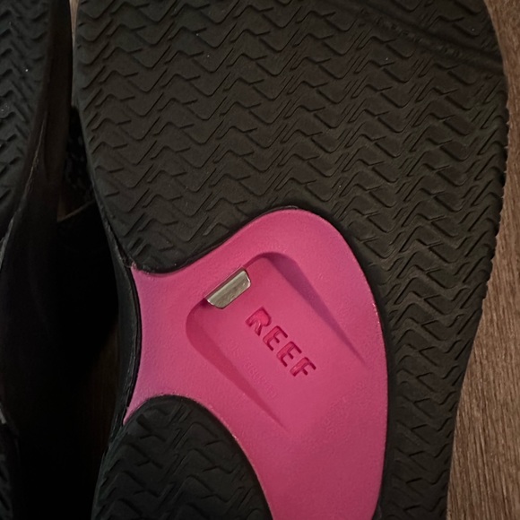 Reef flip flops. Black and White. Size 8 - Picture 5 of 6